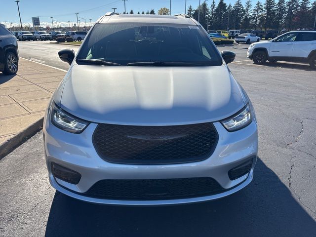 2026 Chrysler Pacifica Limited photo 4