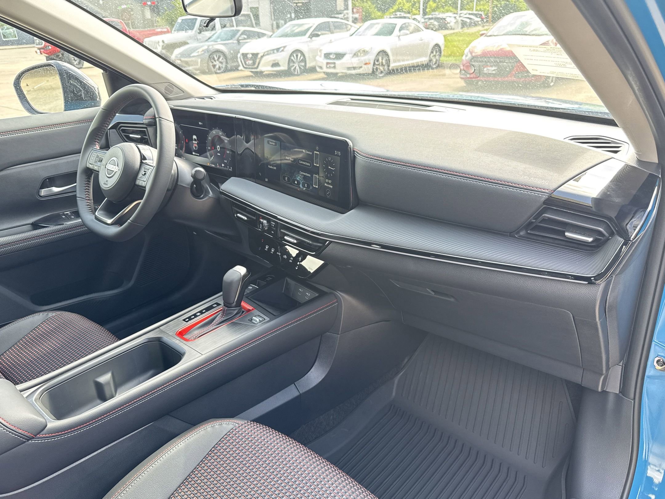 2025 Nissan Kicks SR photo 17