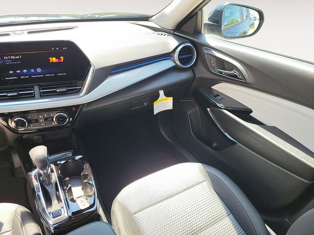 2025 Chevrolet Trax LT photo 12