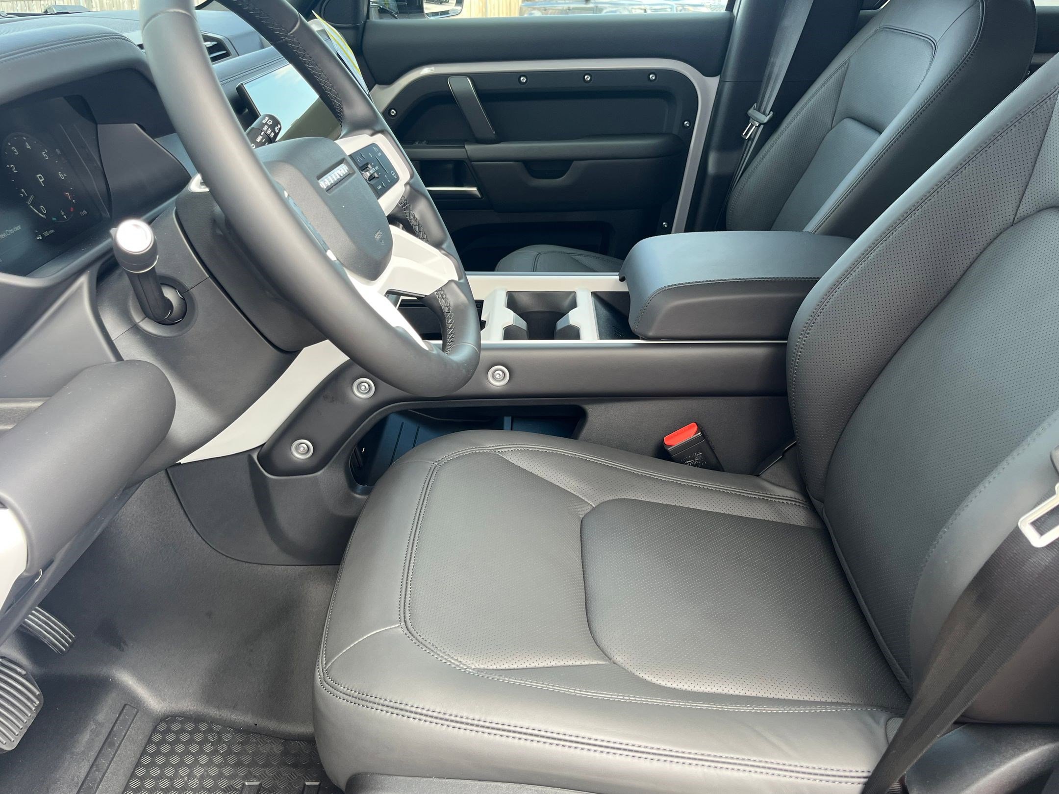 2026 Land Rover Defender 110 S photo 4