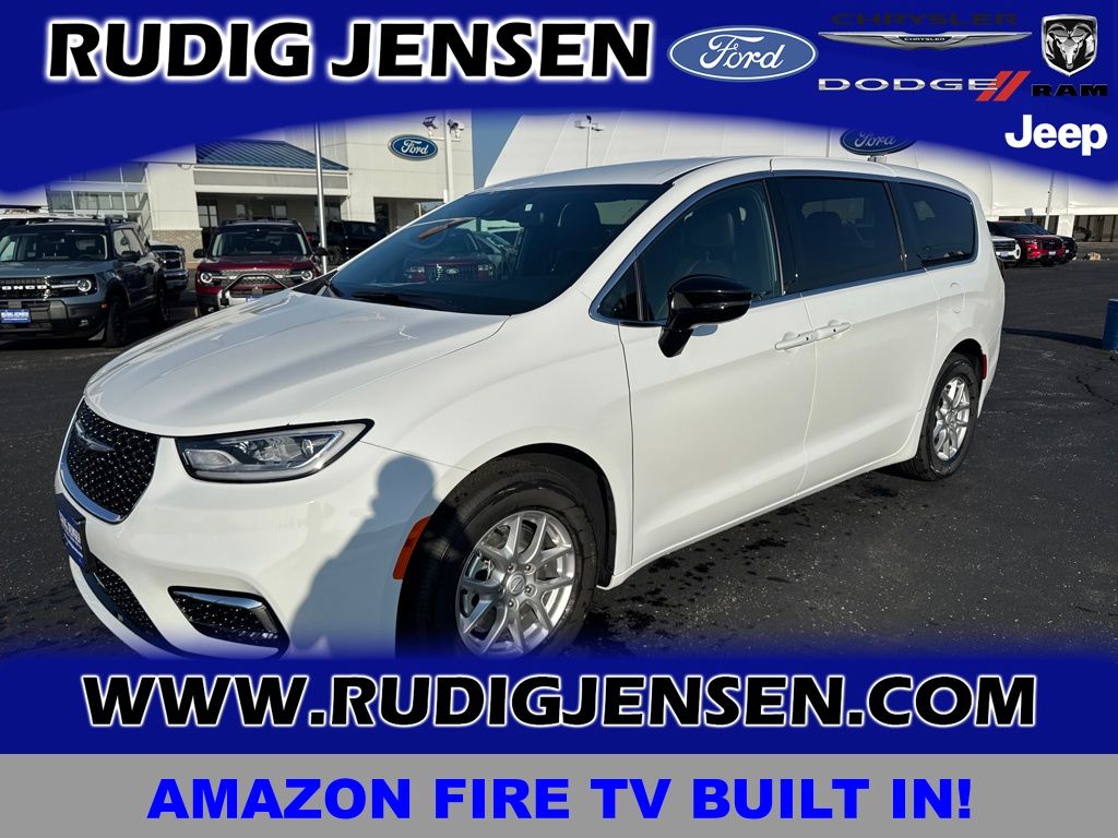 2026 Chrysler Pacifica Select's photo