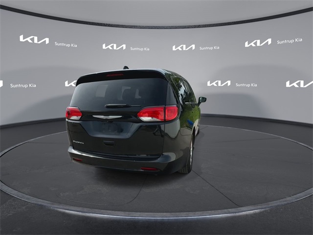 2017 Chrysler Pacifica LX photo 16