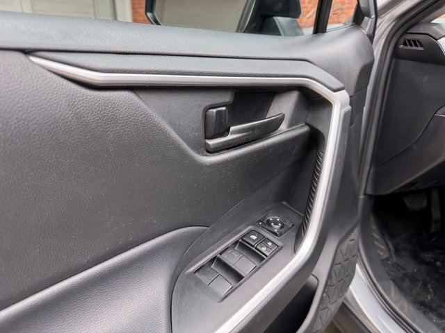 2021 Toyota RAV4 LE photo 11
