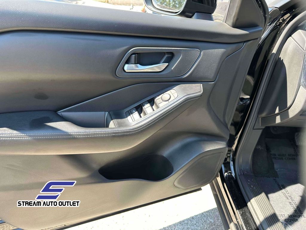 2024 Nissan Rogue SV photo 13