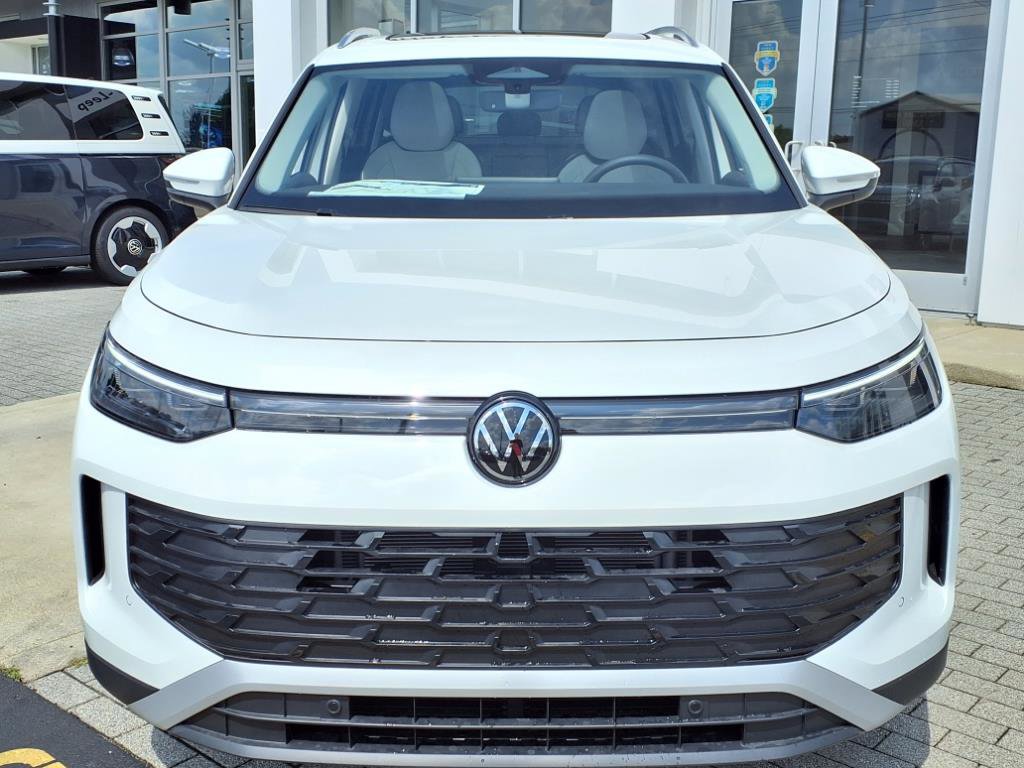 2025 Volkswagen Tiguan SE photo 2