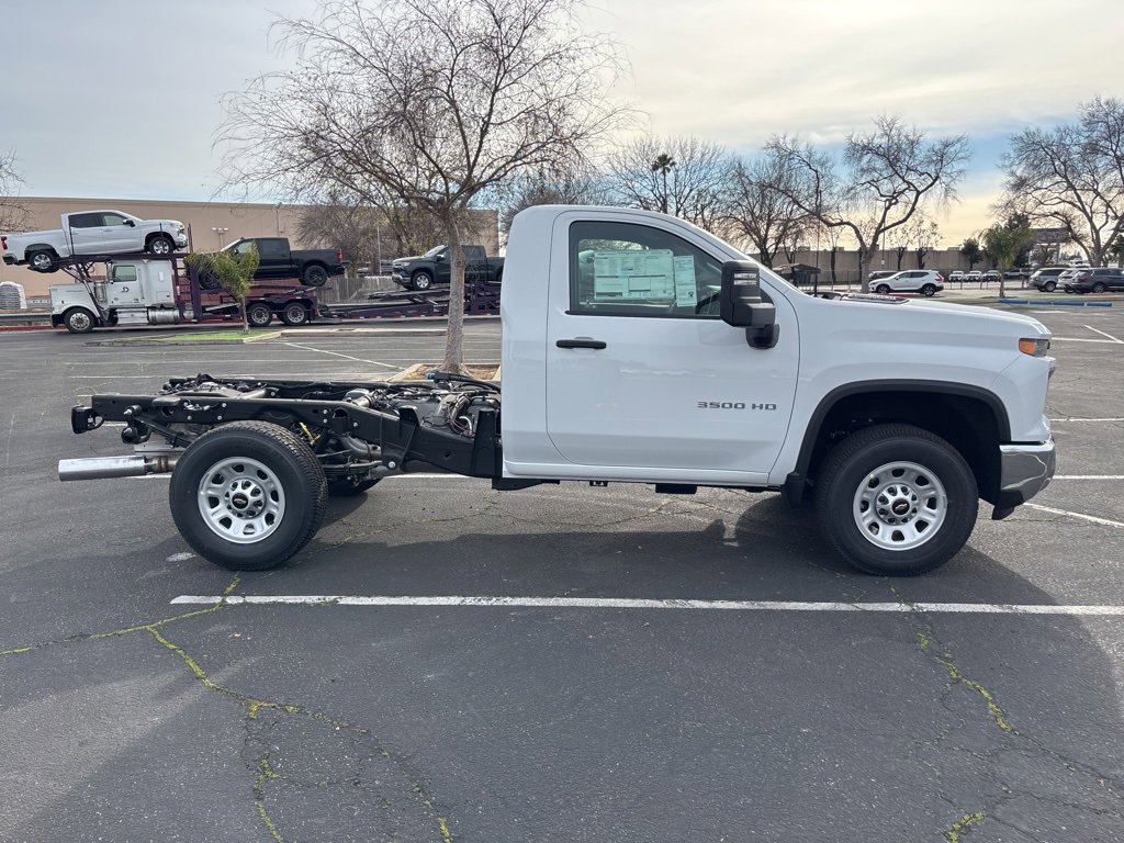 2025 Chevrolet Silverado 3500HD photo 2
