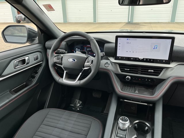 2025 Ford Explorer ST-Line photo 16