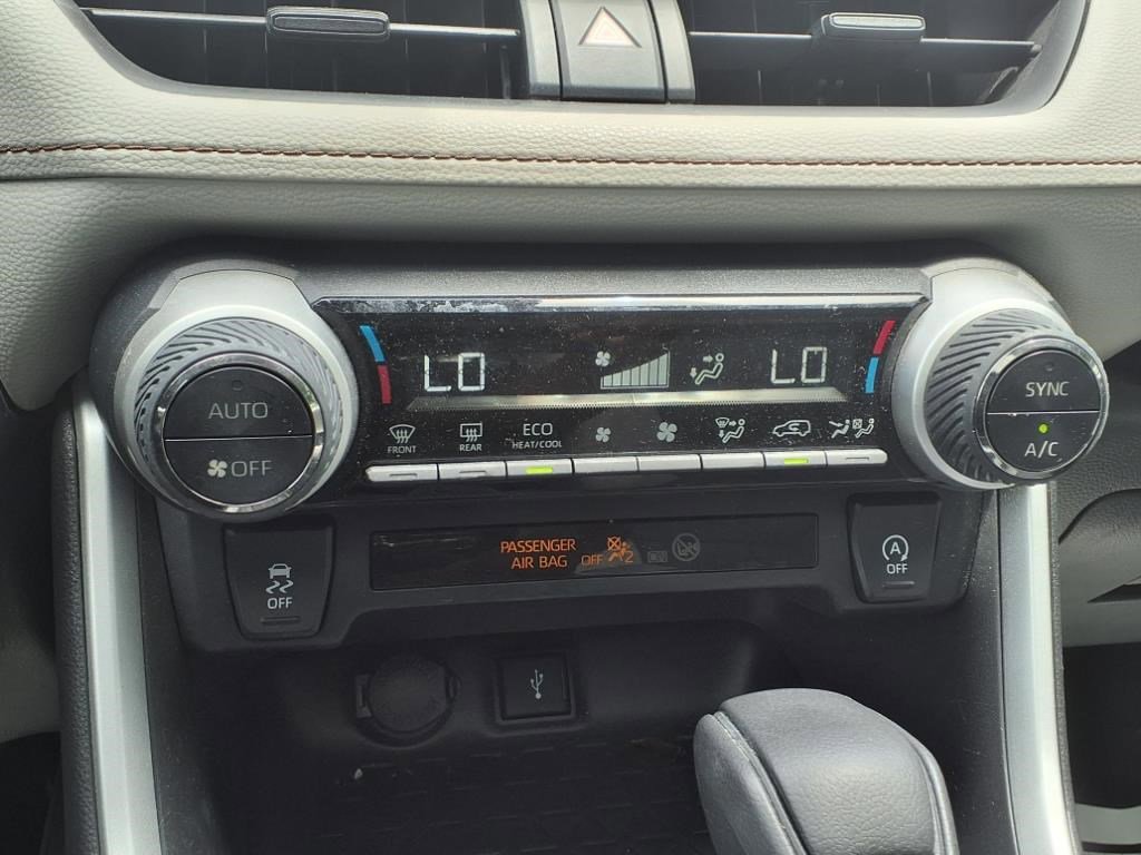 2020 Toyota RAV4 XLE photo 14