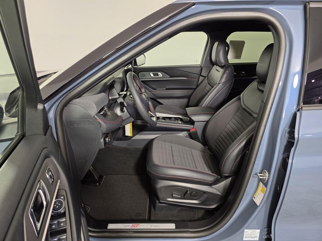 2025 Ford Explorer ST-Line photo 12