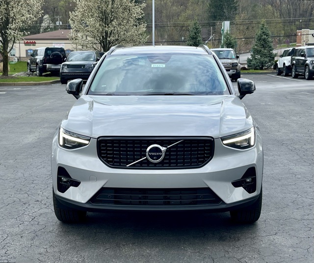 2025 Volvo XC40 photo 2