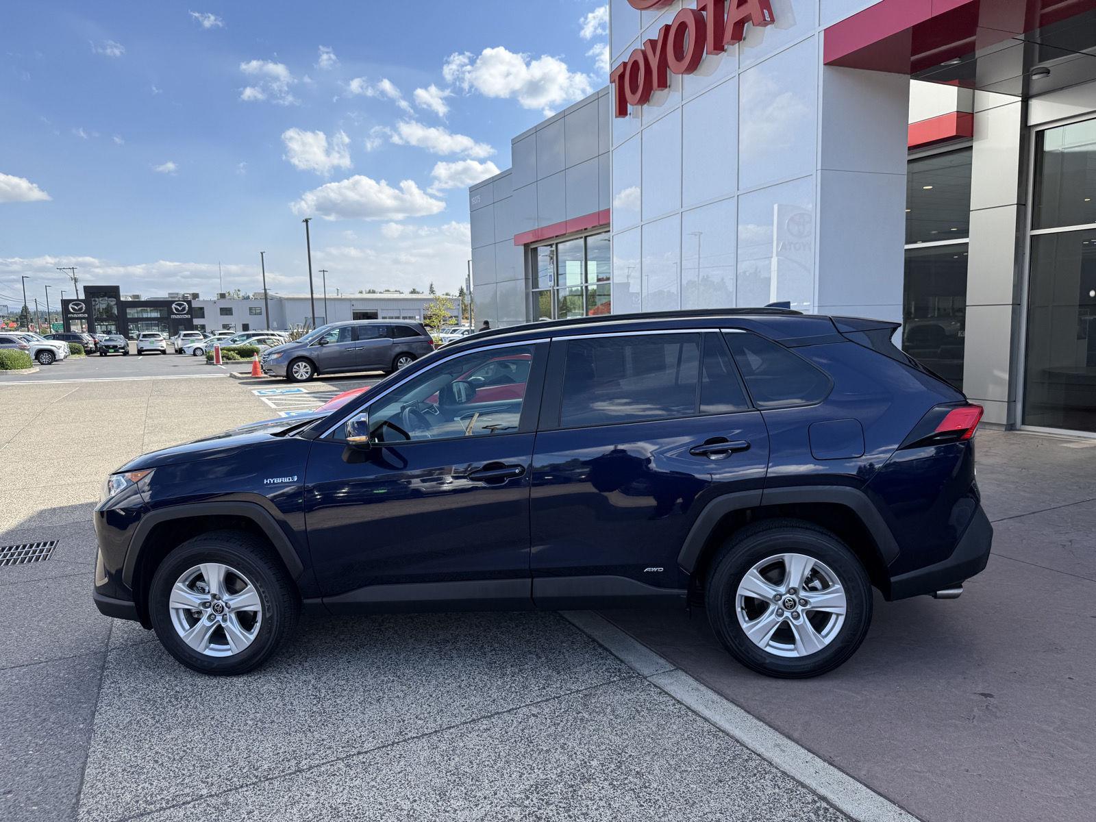 2021 Toyota RAV4 Hybrid XLE photo 3
