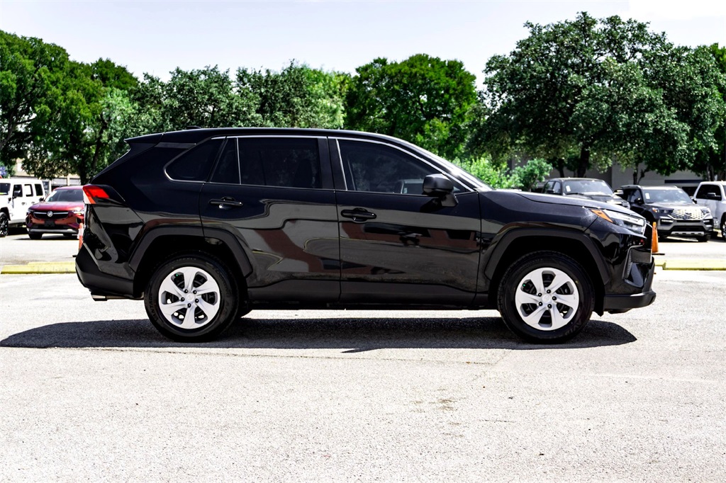 2024 Toyota RAV4 LE photo 4