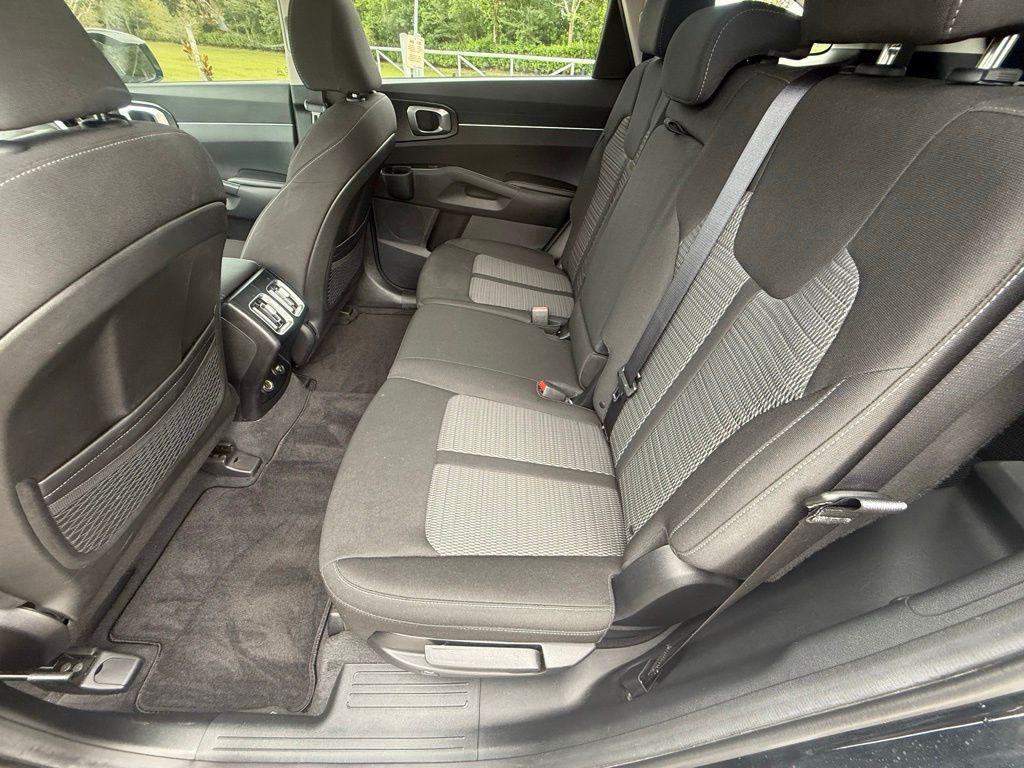 2022 Kia Sorento LX photo 25