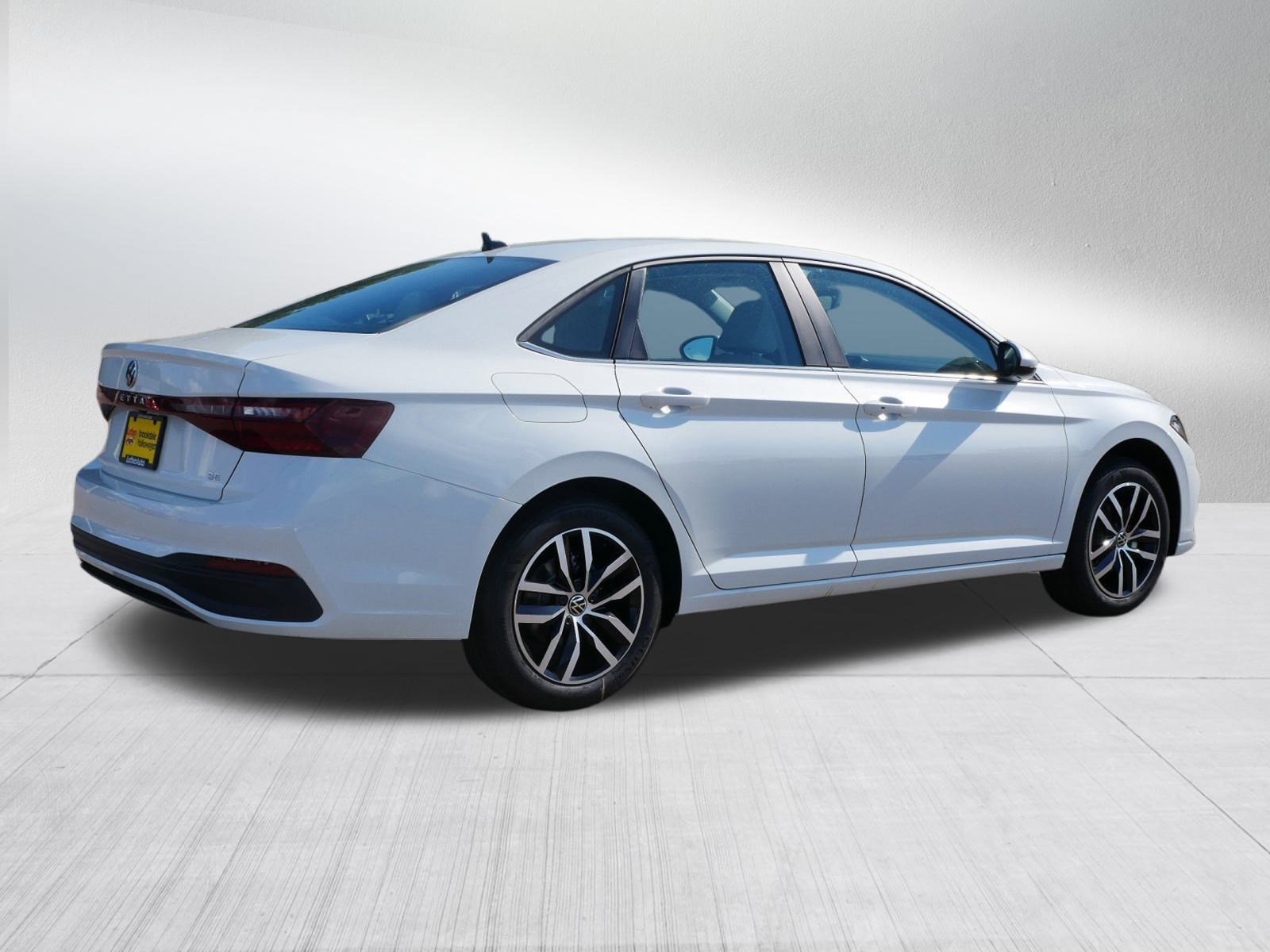 2025 Volkswagen Jetta SE photo 3
