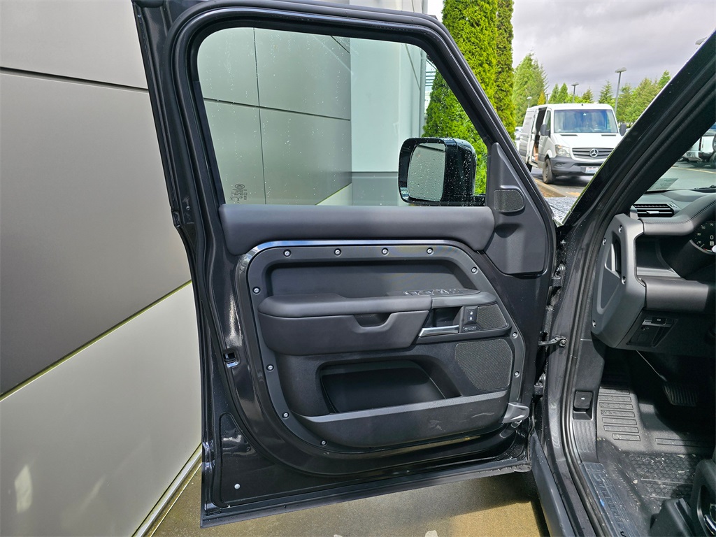 2025 Land Rover Defender 130 X-Dynamic SE photo 20