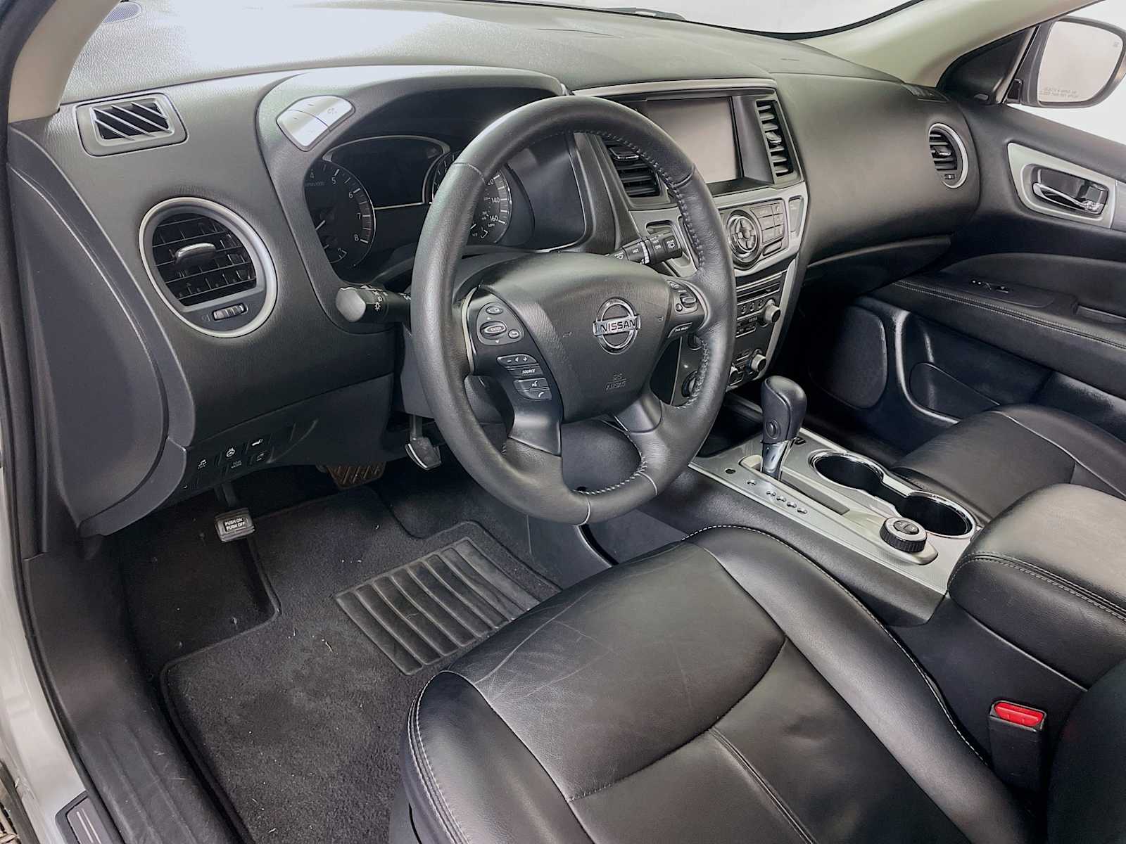 2019 Nissan Pathfinder SL photo 4