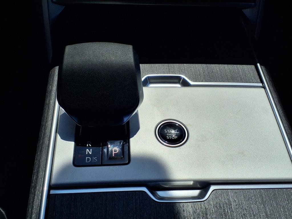 2025 Land Rover Range Rover SE photo 13