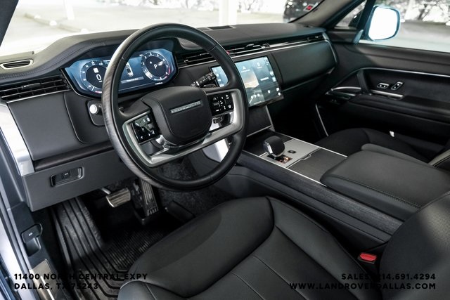 2025 Land Rover Range Rover SE photo 2