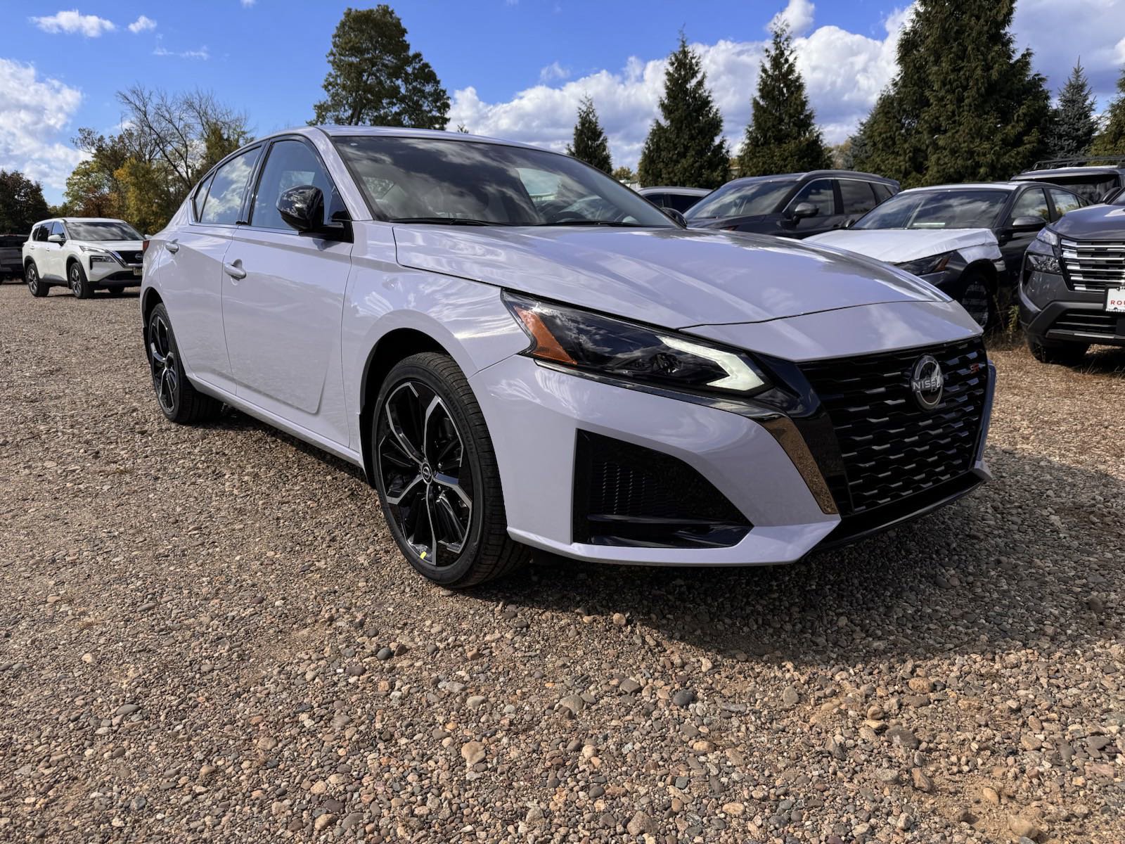 2025 Nissan Altima SR photo 2