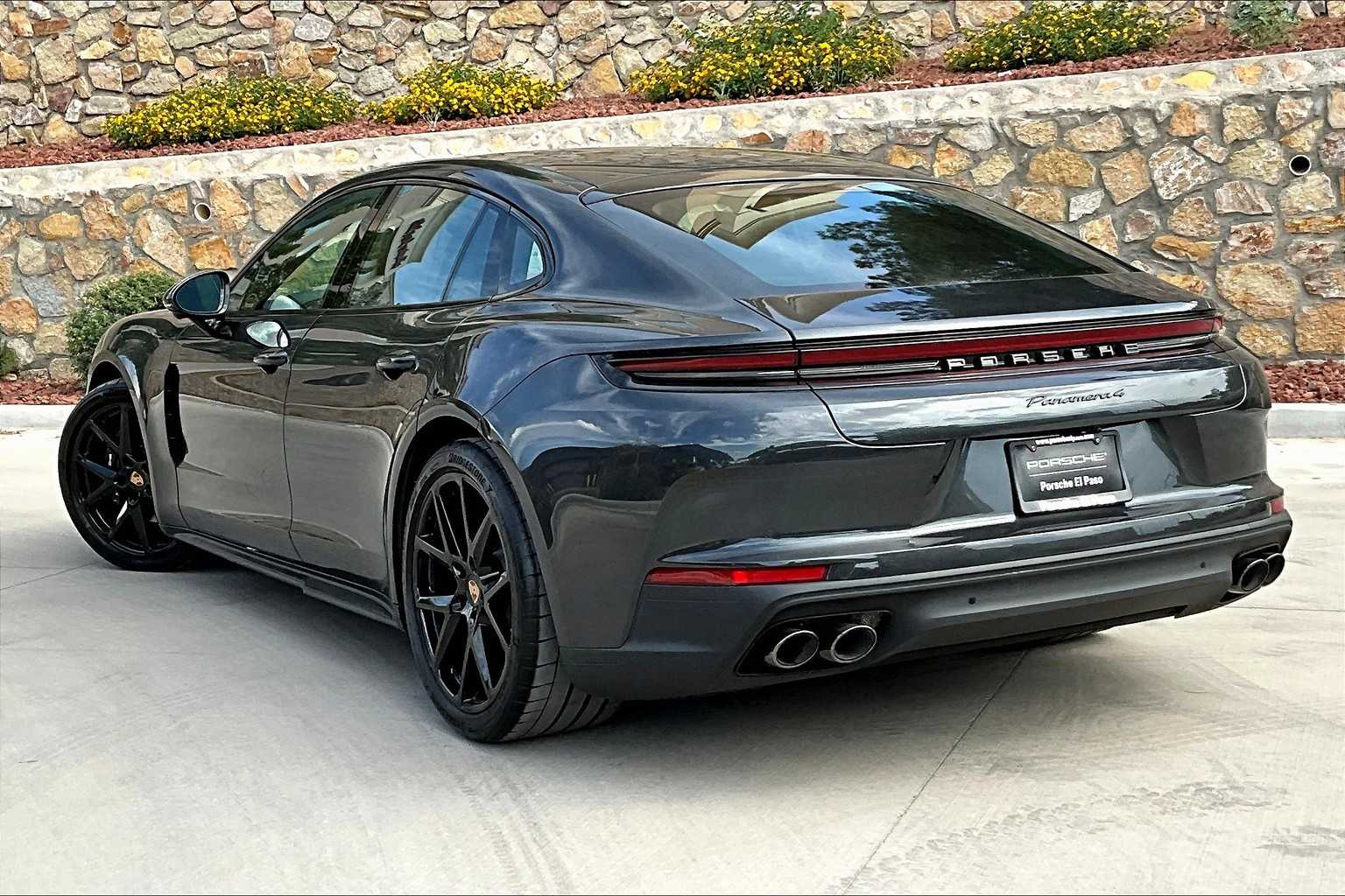 2025 Porsche Panamera 4 photo 3