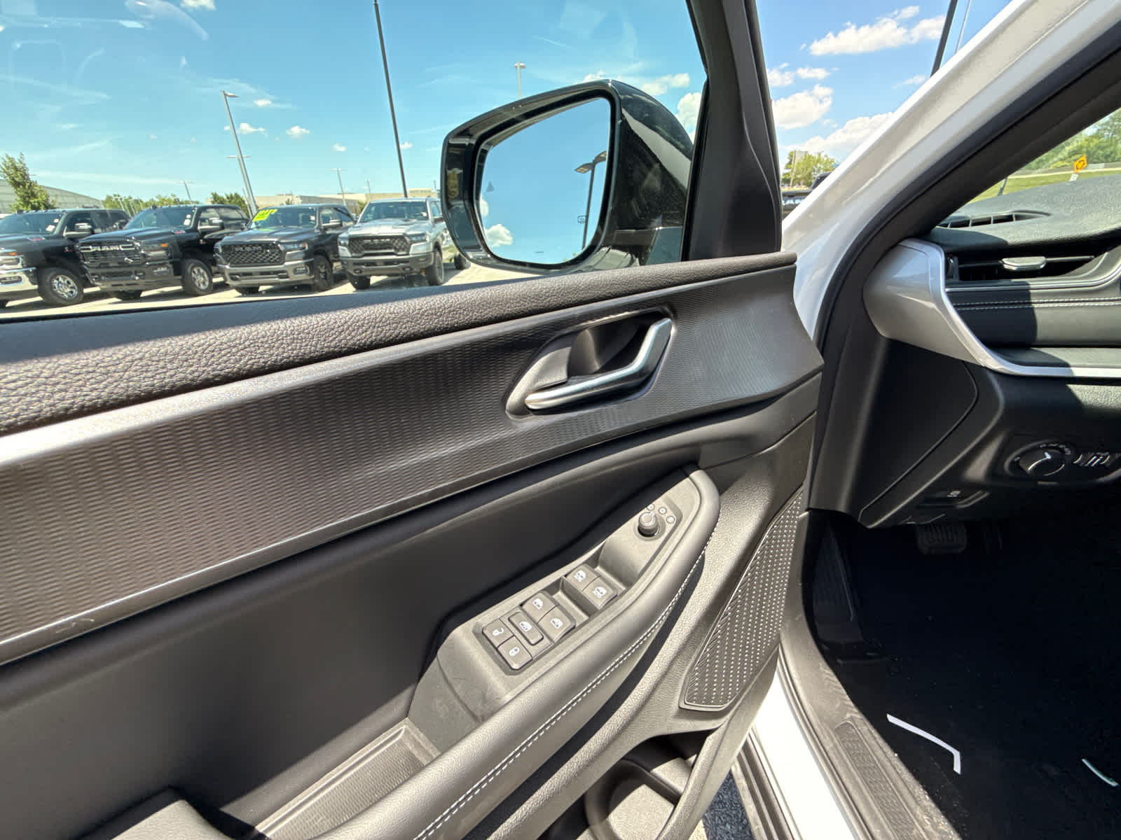 2025 Jeep Grand Cherokee Laredo photo 15