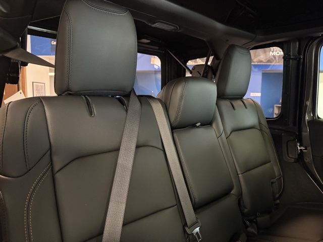 2024 Jeep Wrangler Sahara photo 12