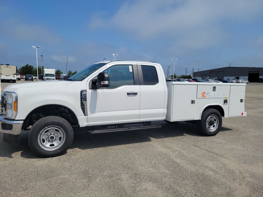 2025 Ford F-350 Super Duty Chassis Cab XL's photo