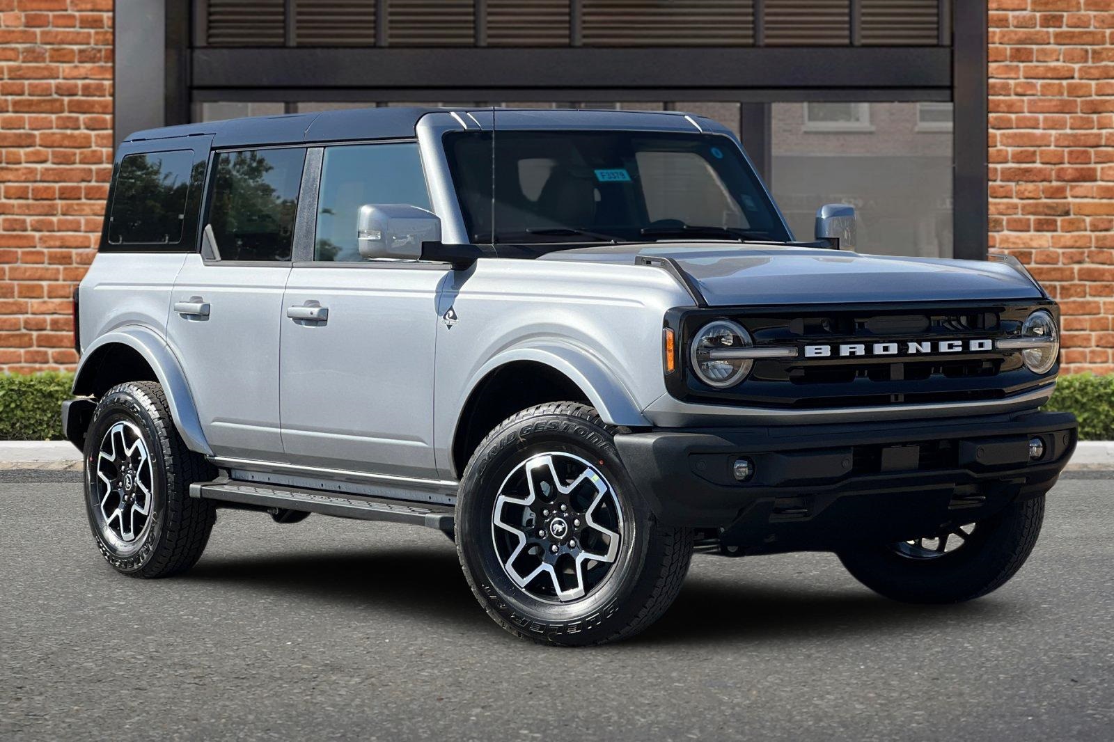 2024 Ford Bronco Outer Banks photo 2