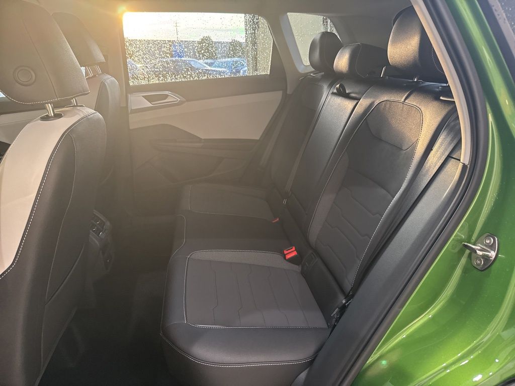 2025 Volkswagen Taos SE photo 16