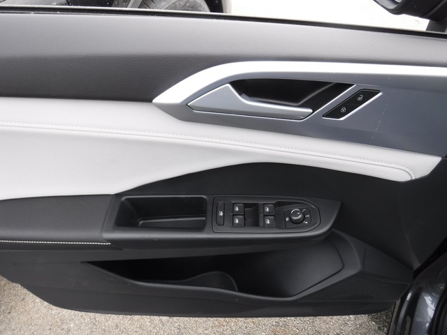 2025 Volkswagen Taos SE photo 11