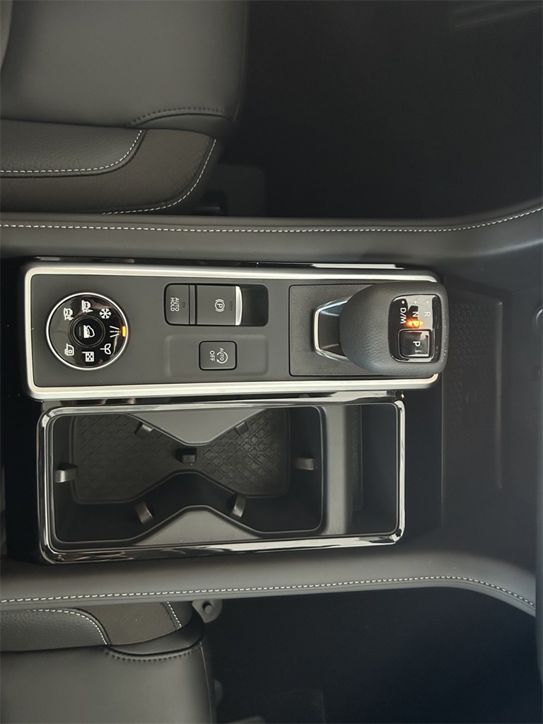 2025 Nissan Pathfinder SL photo 16