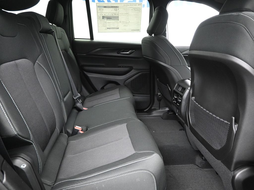 2025 Jeep Grand Cherokee Laredo X photo 6
