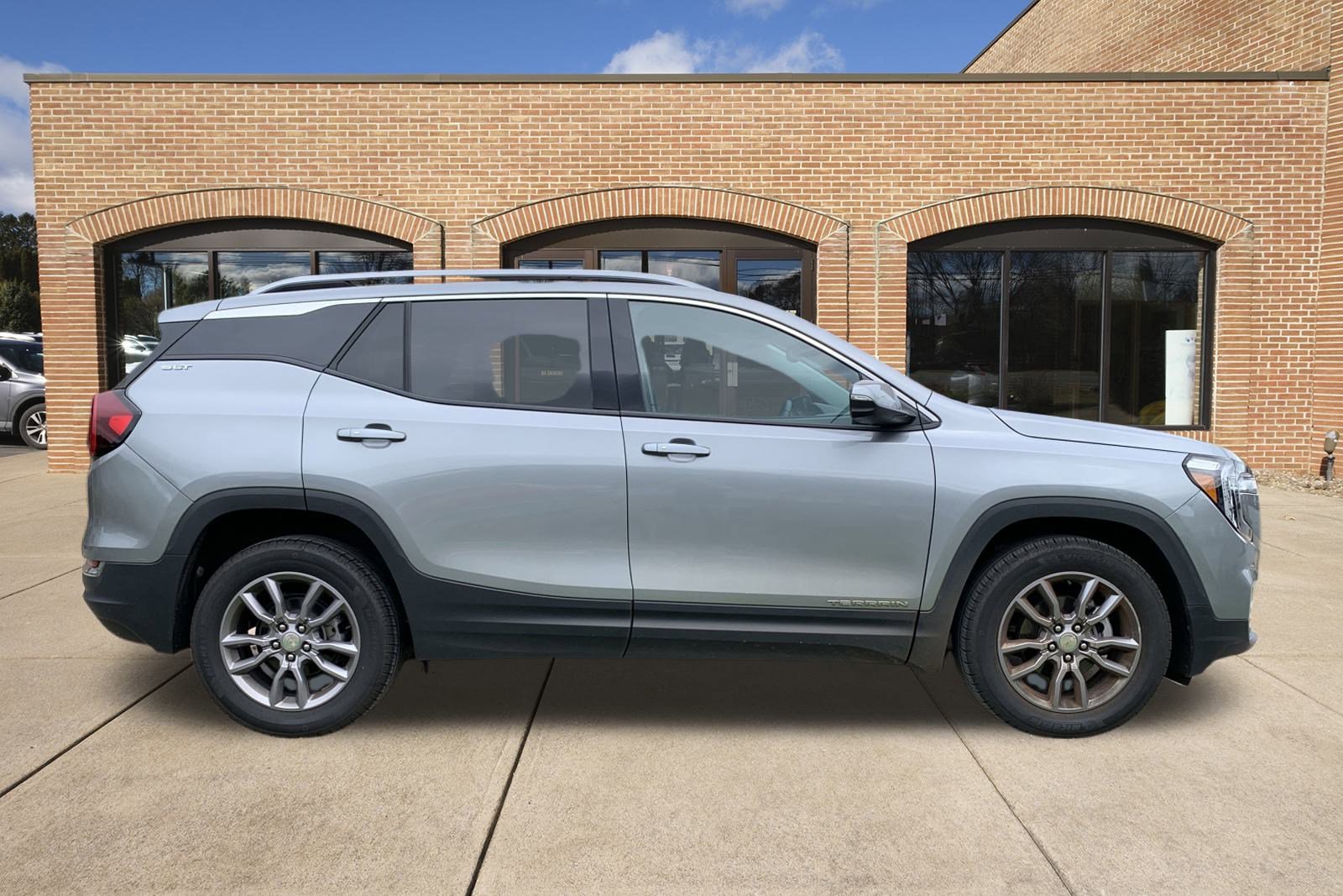 2024 Gmc Terrain SLT photo 2