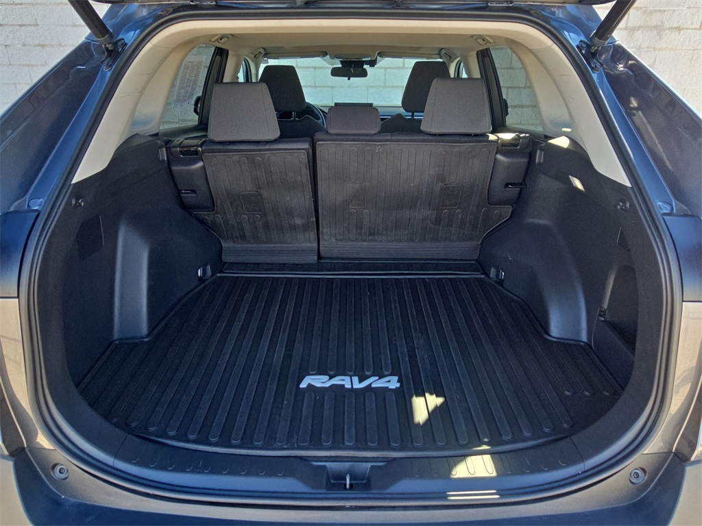 2022 Toyota RAV4 XLE photo 32