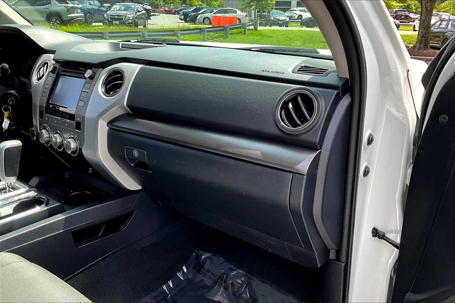 2018 Toyota Tundra SR5 CrewMax photo 16