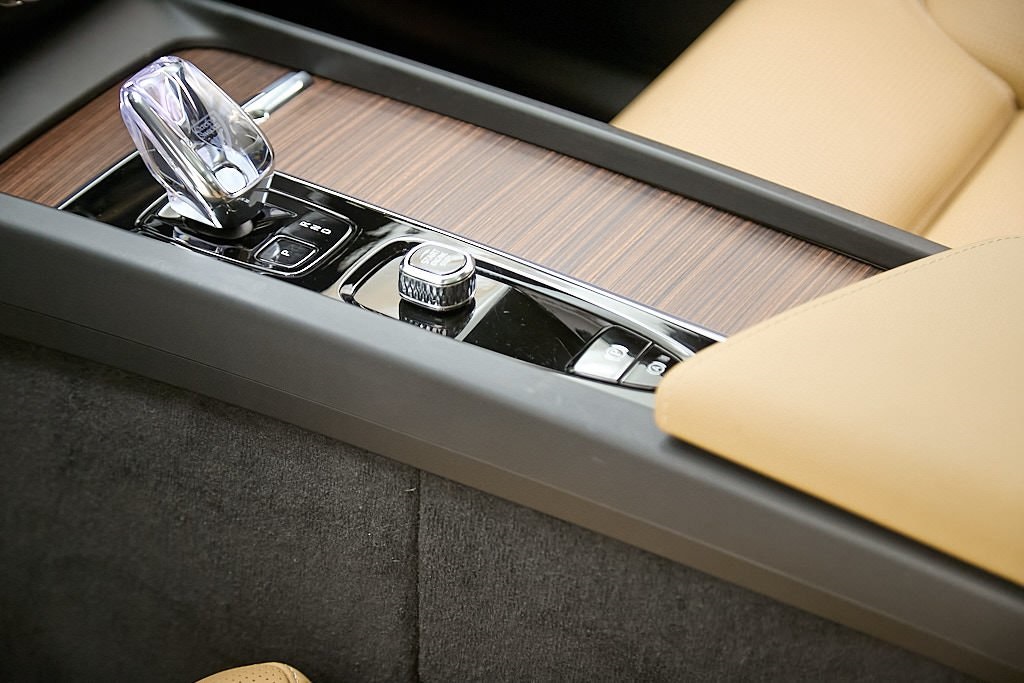 2025 VOLVO XC60 - Image 16