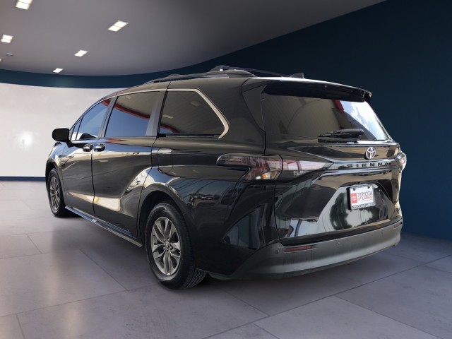 2023 Toyota Sienna XLE photo 3