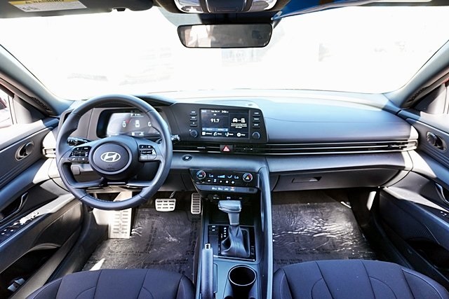 Used 2025 Red Hyundai SEL Sport image 16