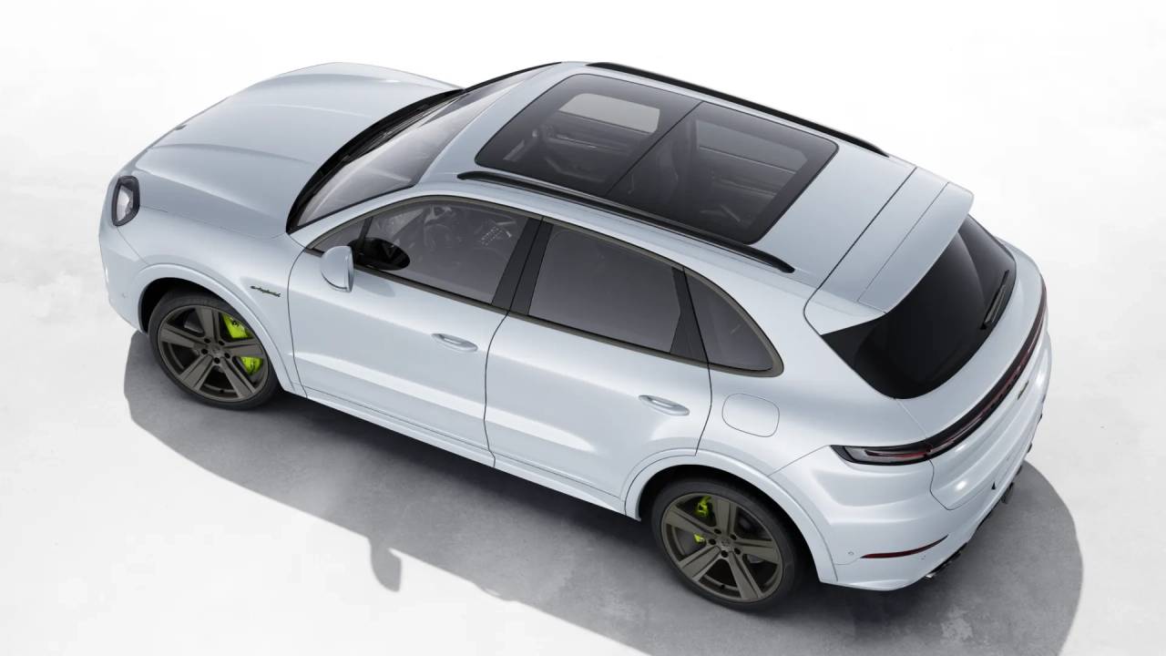 2025 Porsche Cayenne Turbo E-Hybrid photo 4