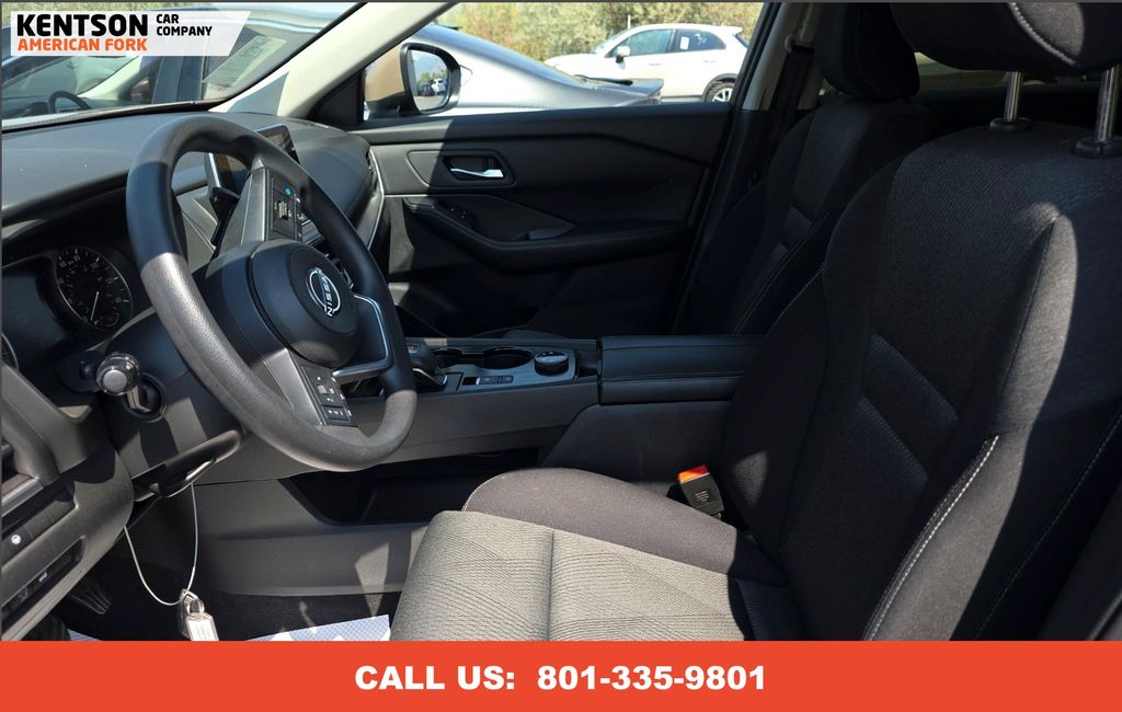 2024 Nissan Rogue SV photo 3