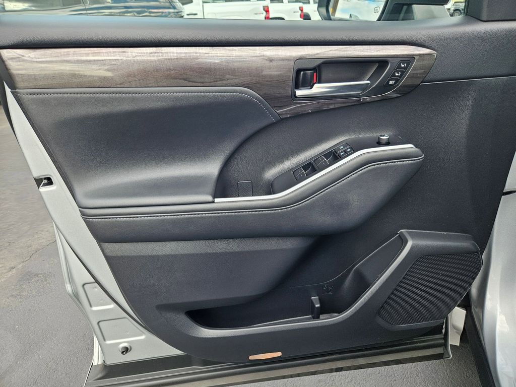 2021 Toyota Highlander Limited photo 9