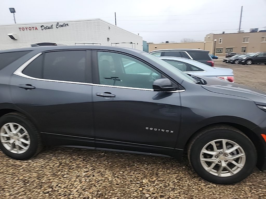 2023 Chevrolet Equinox LT photo 2