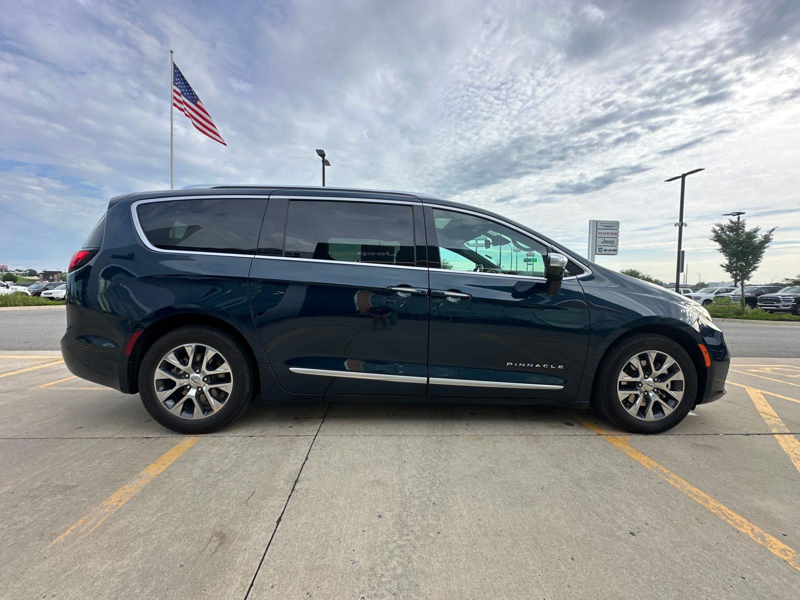 2023 Chrysler Pacifica Hybrid Pinnacle photo 5