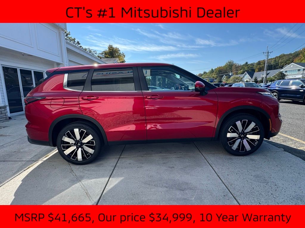 2025 Mitsubishi Outlander SE photo 4