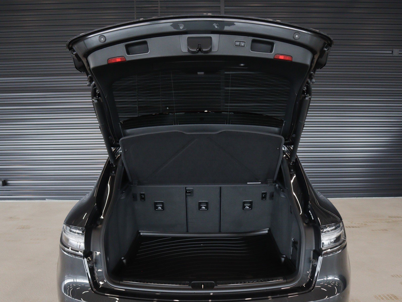 2025 Porsche Macan T photo 25