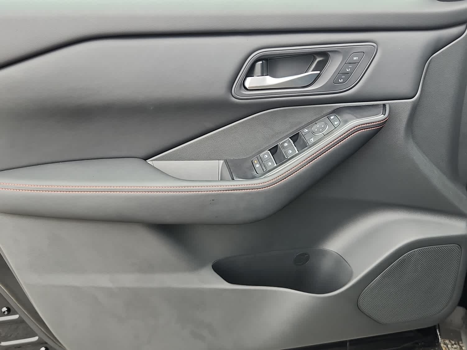 2026 Nissan Rogue SV photo 8