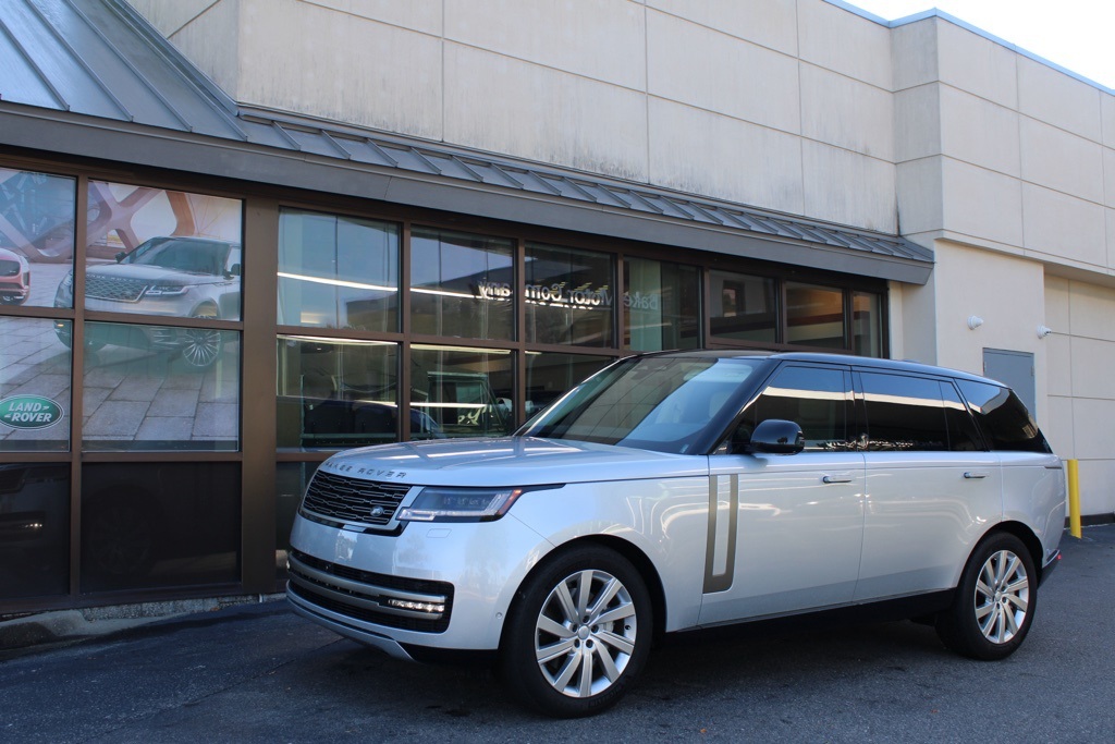 2024 Land Rover Range Rover SE's photo