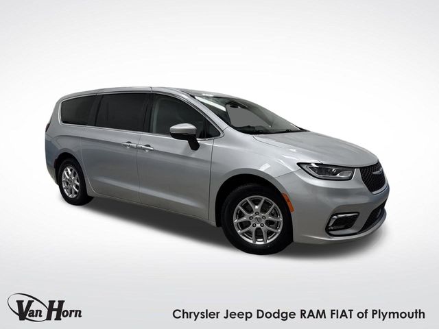 2023 Chrysler Pacifica Touring L's photo