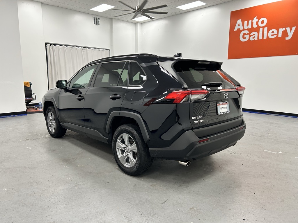 2022 Toyota RAV4 XLE photo 3