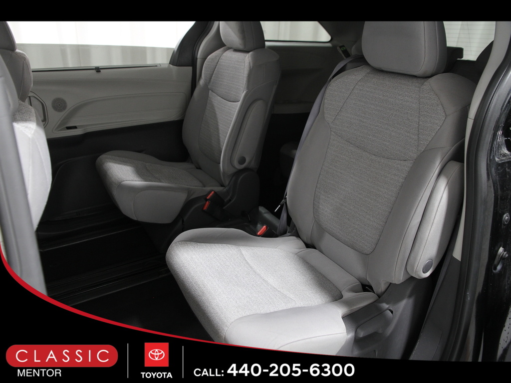 2021 Toyota Sienna LE photo 14